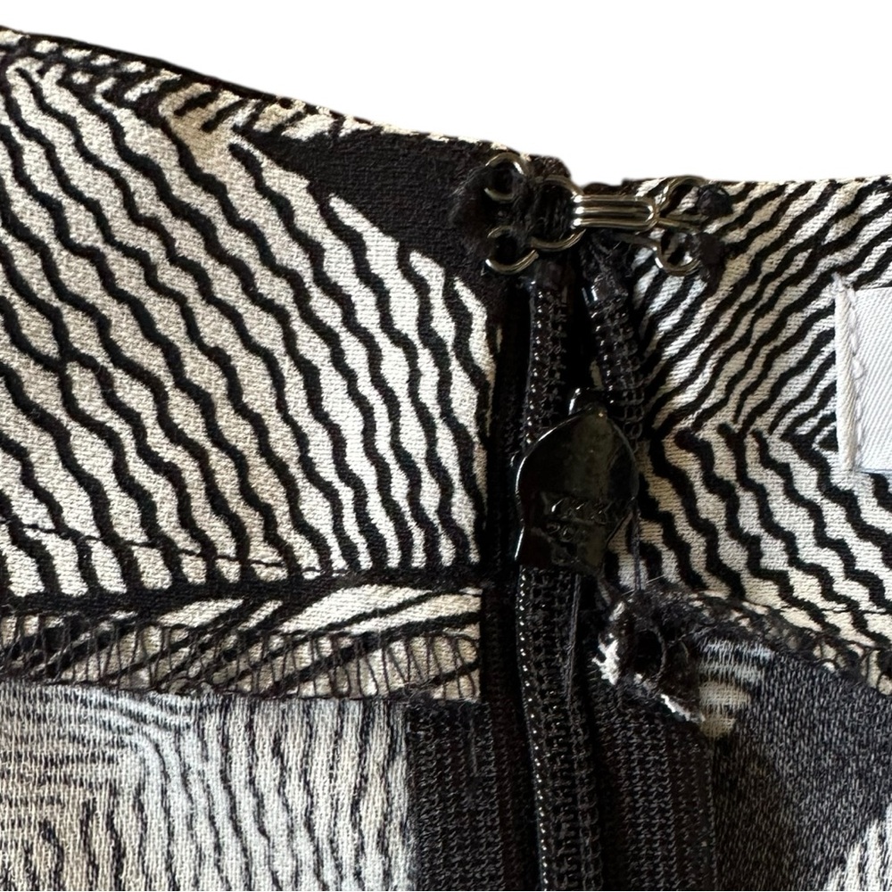 LOFT black & white leaf pattern criss cross front flutter sleeve romper size 10 - Picture 6 of 8